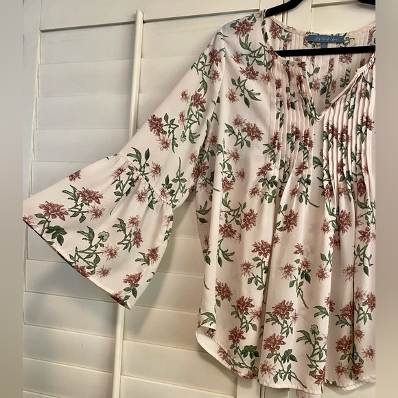 Layered With Love Pink Floral Blouse Split Neck Bell Sleeves Size XL - Picture 2 of 5